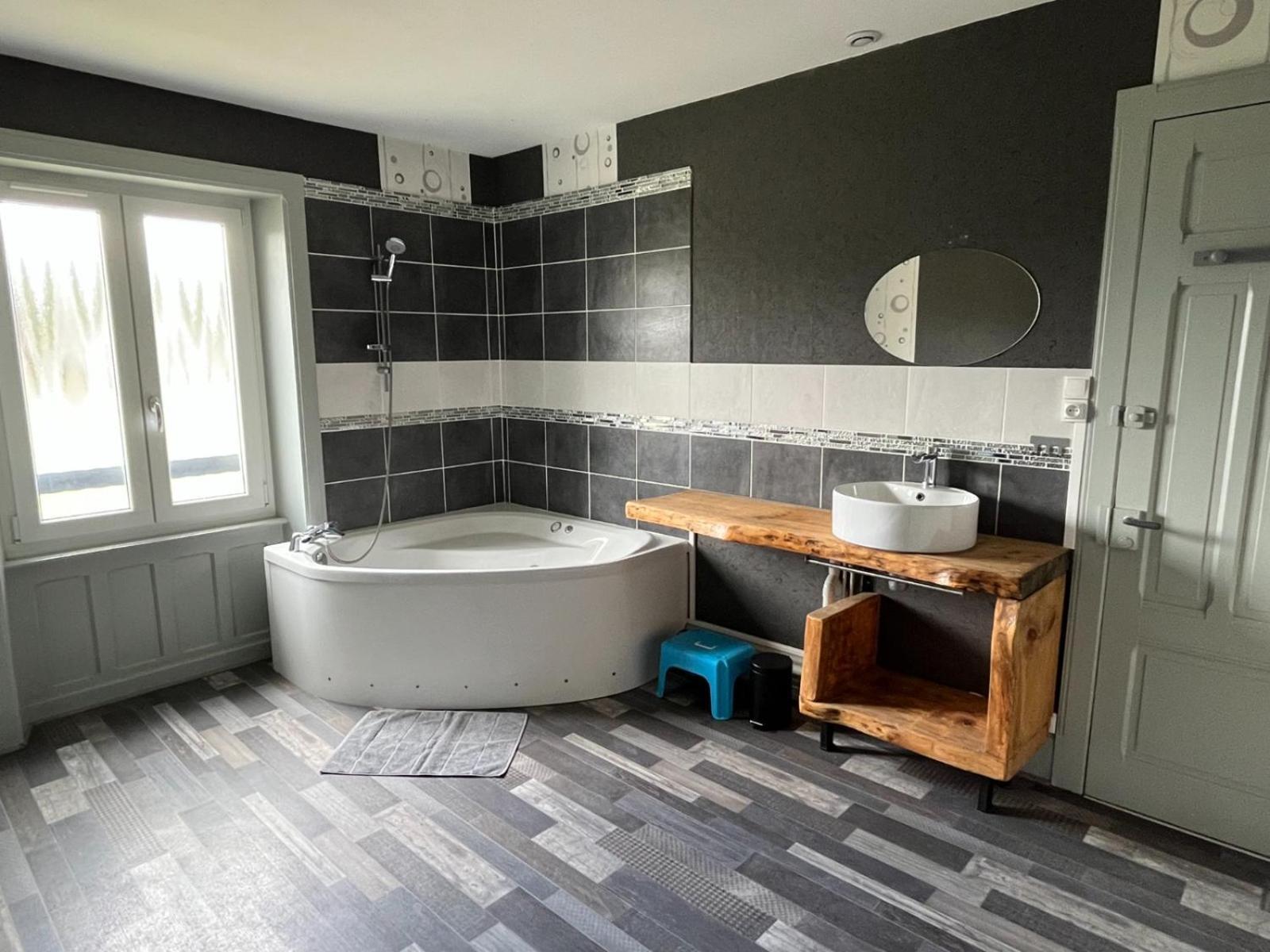 Gite 205 M2, 8Pers Piscine, Jacuzzi, Balneo Privatifs Vagney エクステリア 写真